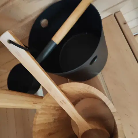 Saunakopp ja kulp puhtal saunalaval